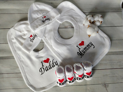Geschenkset ''I love Mum & Dad'' 6-teilig!!! Lätzchen Söckchen Mützen Zwillinge 