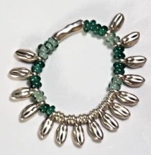 UNO DE 50 SILVERTONE SEASHELLS BLUE/GREEN BEADS STRETCH BRACELET