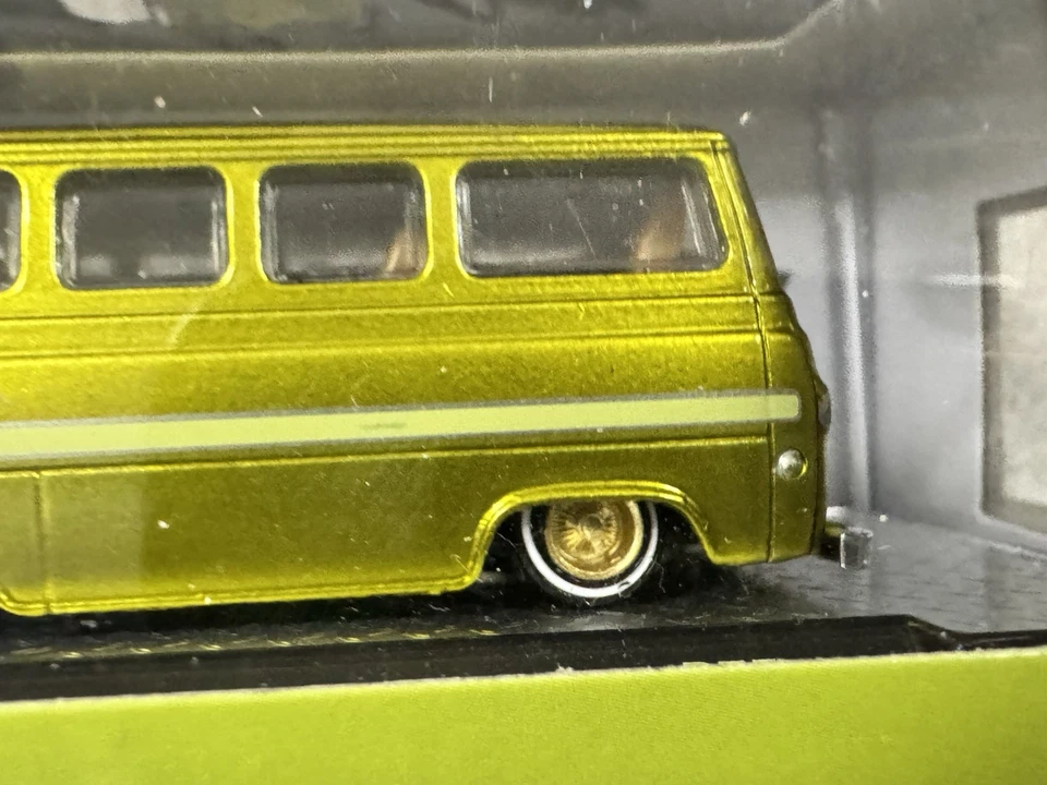 Сменные колеса для лоурайдера M2 Machines 1965 ford Falcon Club Wagon - Изображение 3 из 4