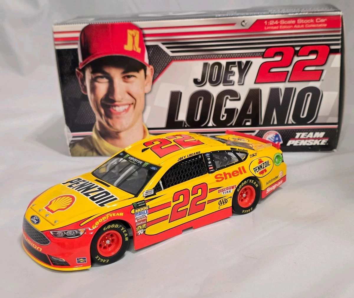 Preços baixos em Joey Logano 1:24 Carros de Corrida NASCAR Diecast