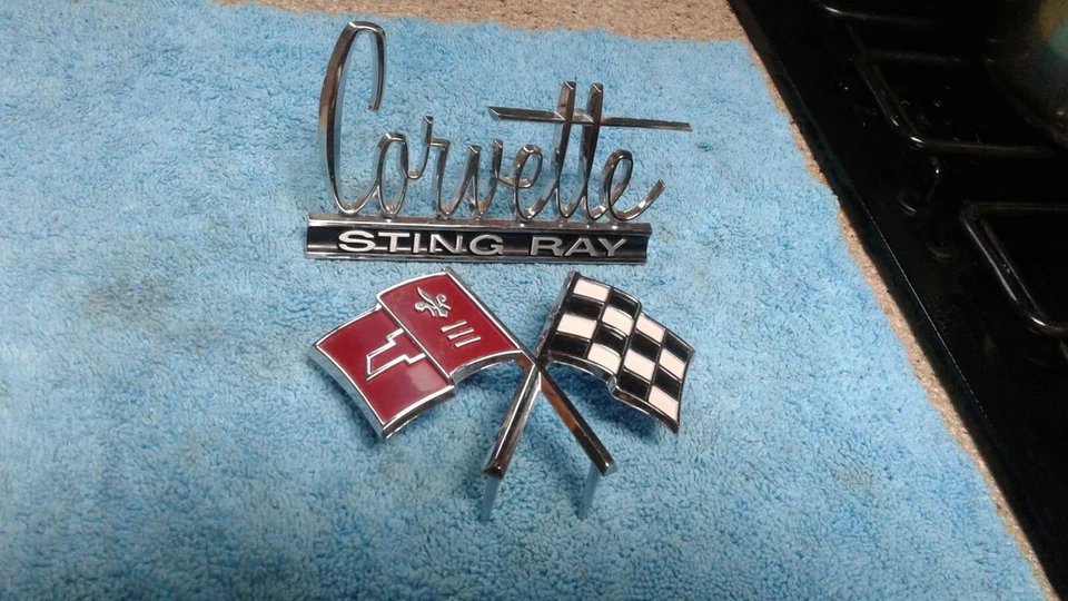 Chevy Corvette 1960 1965 1966 Nuevo de Lote Antiguo Emblemas Insignias Borde Original De Colección OEM Foto 2 de 4