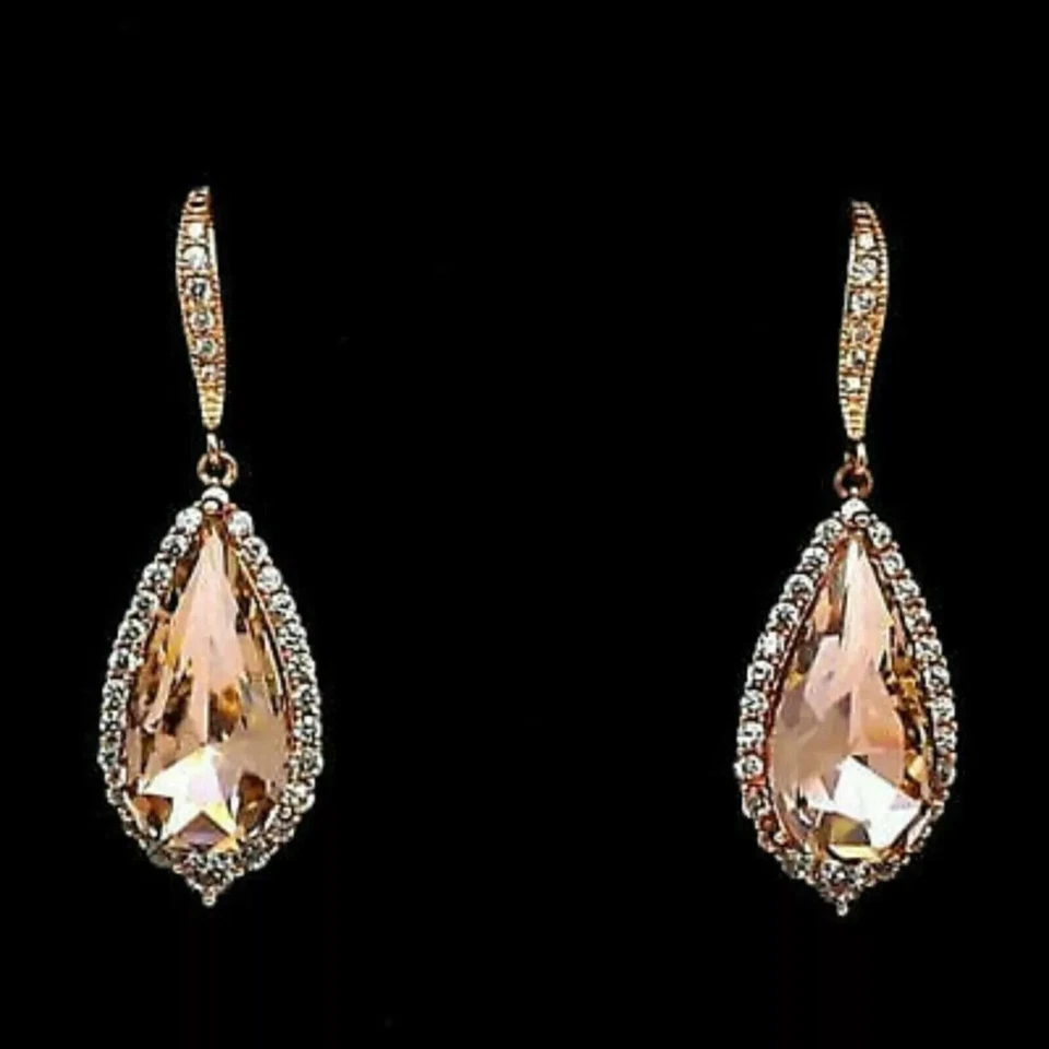 Pendientes colgantes y colgantes de morganita creados en laboratorio con corte de pera de 3 quilates enchapados en oro amarillo de 14 quilates Foto 4 de 4