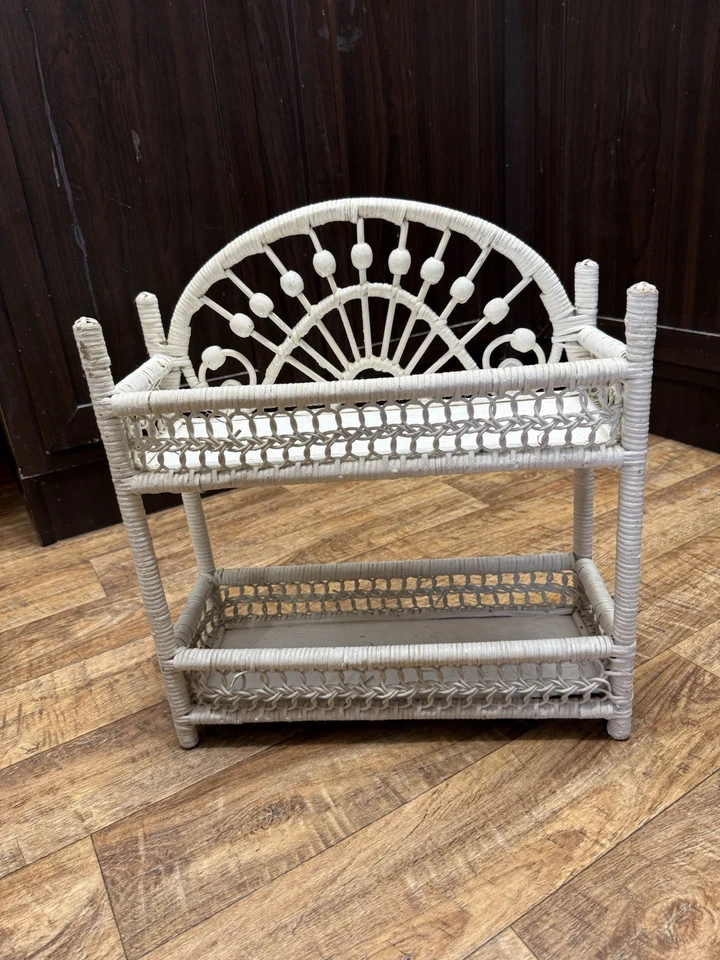 Estante independiente vintage de mimbre blanco de 2 niveles Shabby Chic Foto 3 de 4