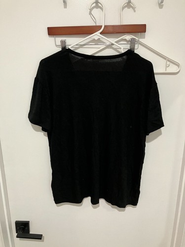 GAP Women's V-Neck Pocket Top, Black, Medium - Picture 2 of 2