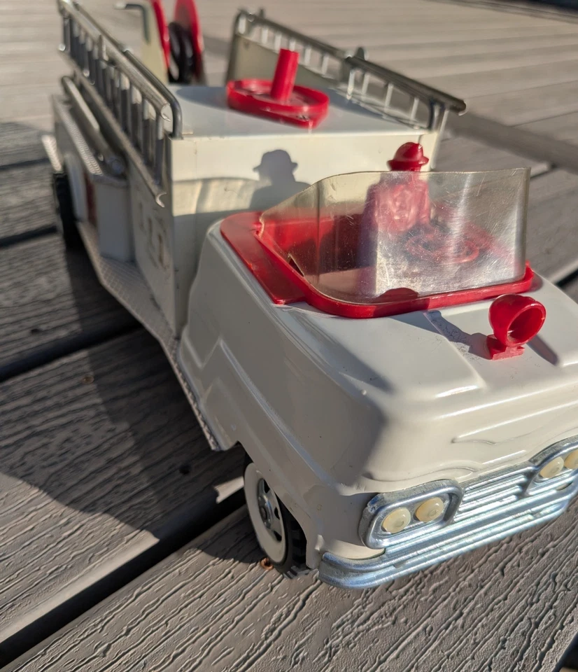 RARE VINTAGE PRESSED STEEL WHITE STRUCTO 1960 FIRE TRUCK EXCELLENT ORIGINAL !! - Image 4 of 4