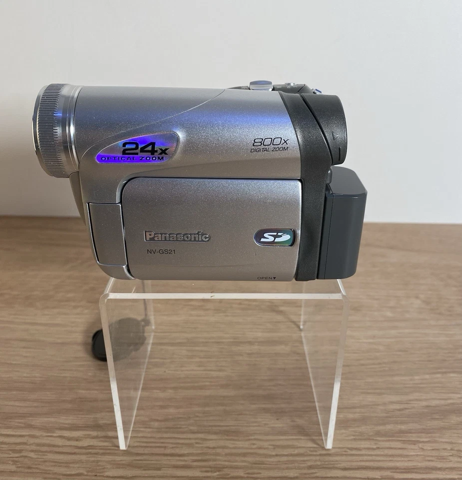 Panasonic NV-GS21 Handheld MiniDV Cassette Camcorder 800x Zoom with Charger - Image 3 of 4