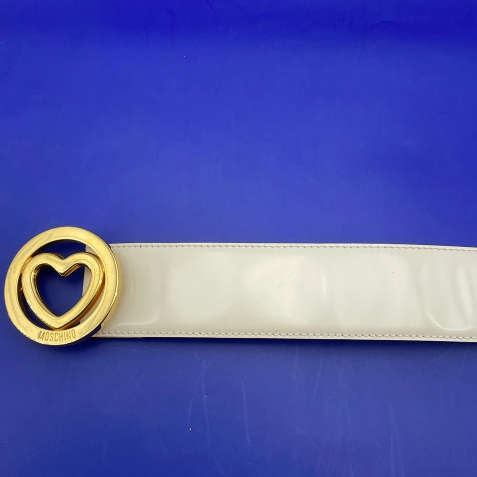Cinturón MOSCHINO charol blanco hebilla corazón dorado 33" diseñador hecho en Italia Foto 4 de 4