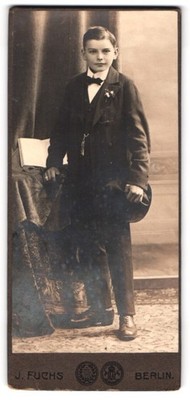 Fotografie J. Fuchs, Berlin, C. Rosenthalerstr. 72A, junger Mann im eleganten s 