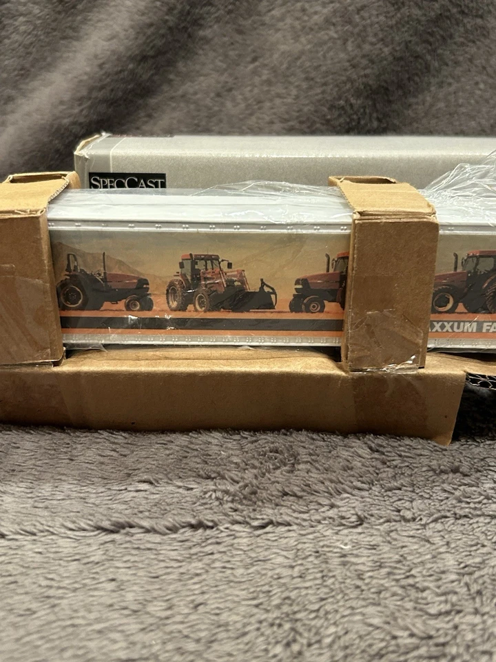 NEW SPECCAST Case IH 1/64 Freightliner  #ZJD-762 - Image 2 of 4