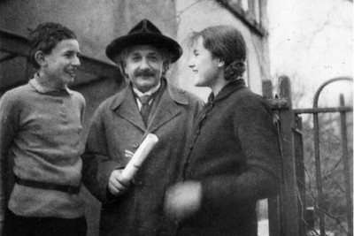 Albert Einstein mit Paul Jr. und Galinka Ehrenfest FOTO 
