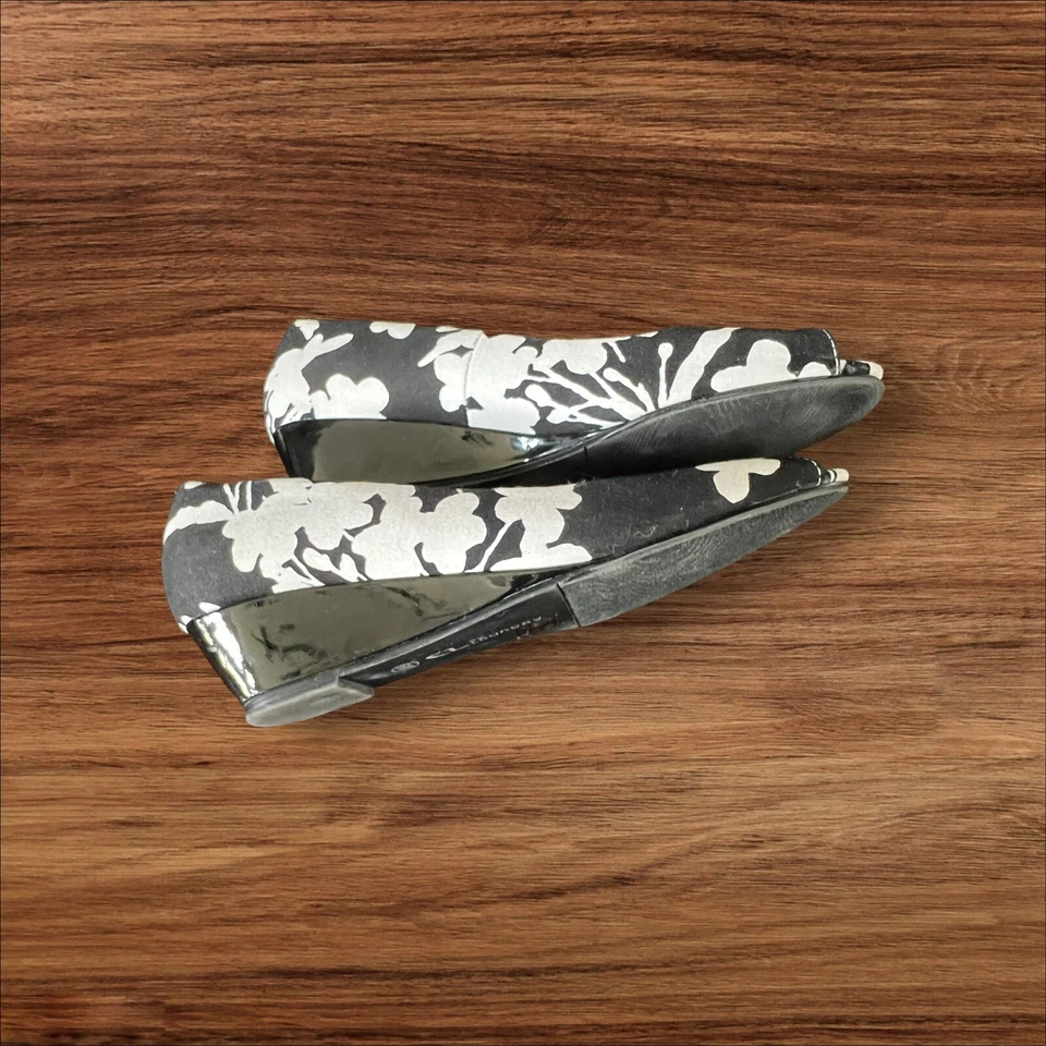 CL by LAUNDRY Divertido Elegante Estampado de Flores Blanco y Negro Punta abierta Cuña Talla 6.5 Foto 3 de 4