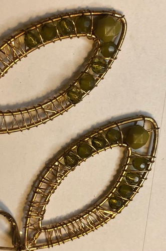 Pendientes colgantes artesanales hechos a mano con cuentas verdes tono dorado envoltura de alambre boho - Imagen 5 de 5