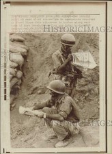 1973 Press Photo Israeli soldiers reading news about ceasefire in Suez Canal
