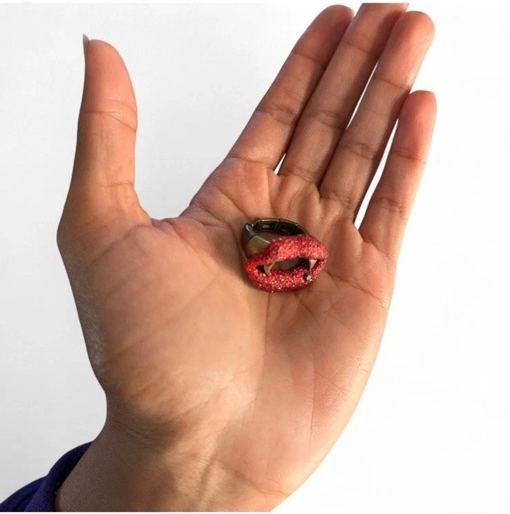 Anel elástico vintage Betsey Johnson Glitter Critters Bite Me Vampire - Imagem 3 de 4