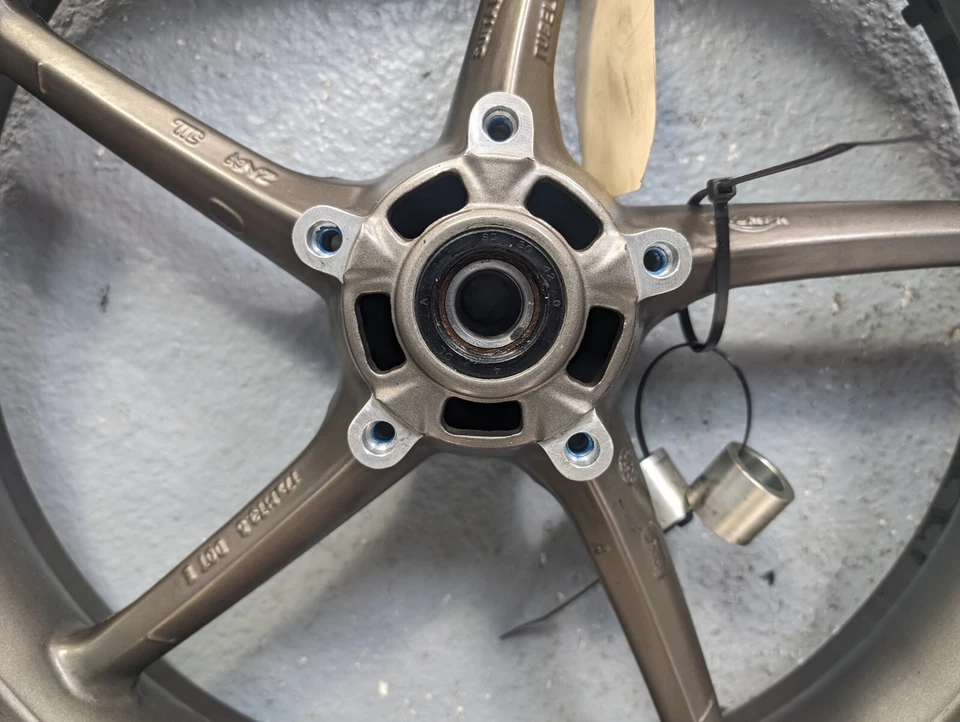 Triumph Daytona 675R 2009-2012 rueda delantera recta y verdadera probada Runout Foto 3 de 4