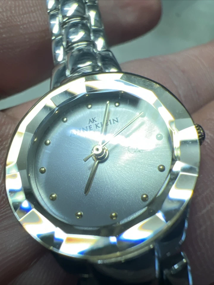 Reloj Anne Klein 10/7425 V121E Silvertone y correa metálica. Foto 3 de 4