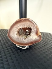 Géode Rock Marron Avec Mineur Et Scène De Cactus Avec Support