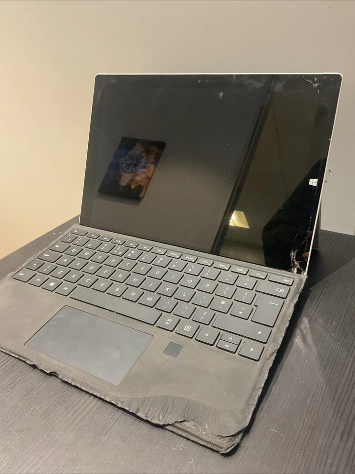 Microsoft Surface Pro 3 1631 12" i5-4300U 2.9GHz 4GB RAM 512GB  Cracked Screen - Image 3 of 4