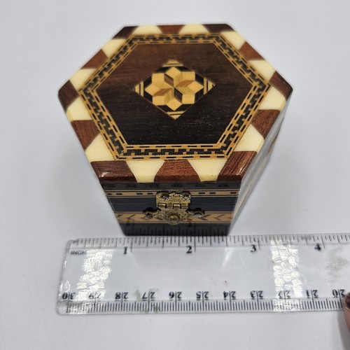 VTG Inlaid Wood Marquetry Lacquered 3" Trinket Box Hexagon Trinket READ - Picture 3 of 14
