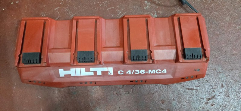 Hilti C4/36 MC4 Multi 4-Bay Charger   LED Charger Working Condition 