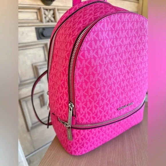 Mochila Michael Kors Rhea Mediana Signature Logo MK Dragonfruit Rosa Nueva con Etiquetas Foto 3 de 4