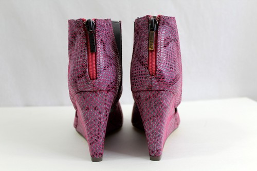 Michael Antonio Women's Wedge Heel Bootie Cranberry Snake Skin Fabric 5.5 NEW - Picture 4 of 8
