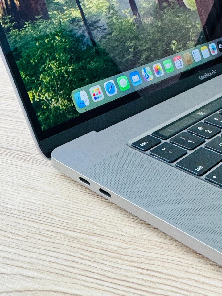 Apple MacBook Pro 16" 2019/ i9-2.30 GHz/32GB RAM/1TB SSD/AMD Radeon 550M 4GB GPU - Image 3 of 4