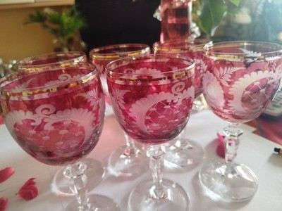 Böhmische Crystal Weingläser aus rubinrotem Überfangglas mit feinen Goldrand  