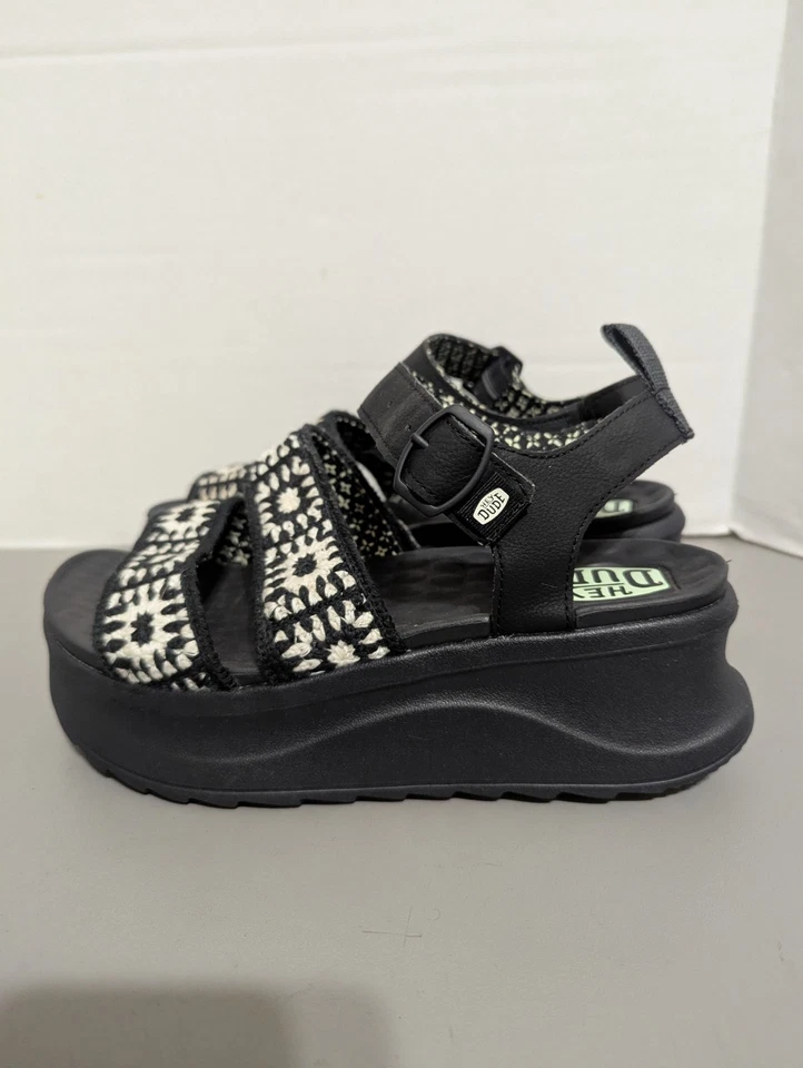 Sandalias de plataforma Hey Dude Delray para mujer talla 7W, blancas y negras. Foto 3 de 4