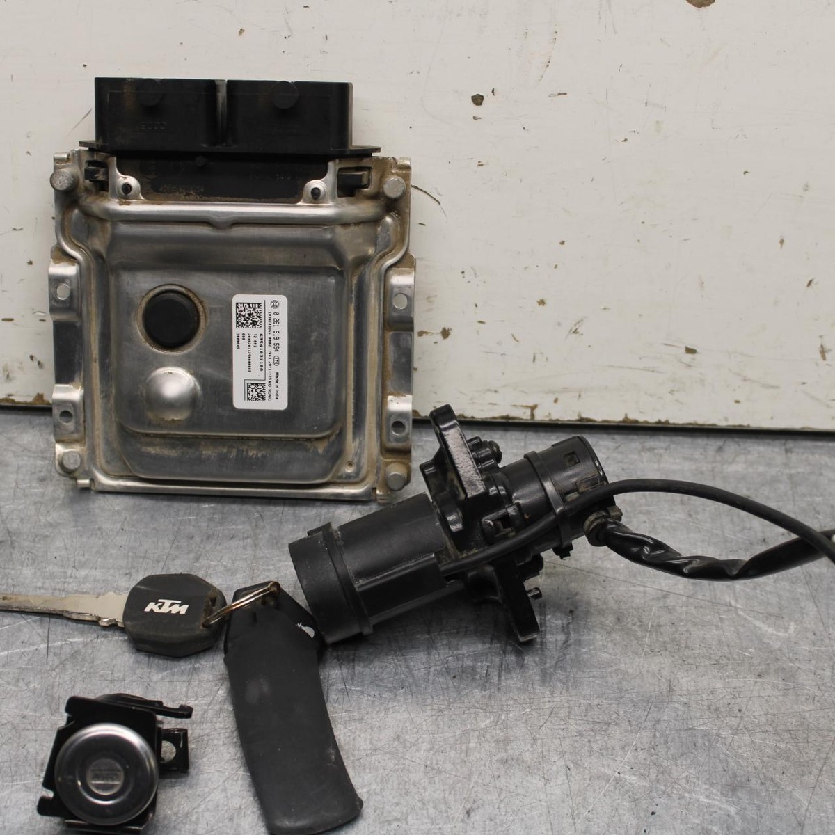 カメラセット！ 20-24 KTM 890 DUKE R IGNITION LOCK KEY SET W/ AND SEAT LOCK AND