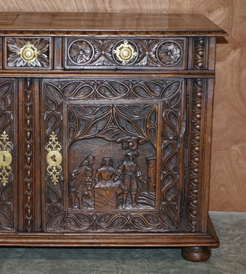 18TH CENTURY CIRCA 1740 HAND CARVED OAK SIDEBOARD WITH MILITARY CAMPAIGN SCENES - Image 4 of 4