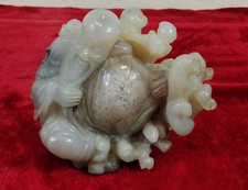 FIGUR EINES CHINESISCHEN WEISEN ODER BUDDHA. WEISSE GESCHNITZTE JADE. CHINA. ...