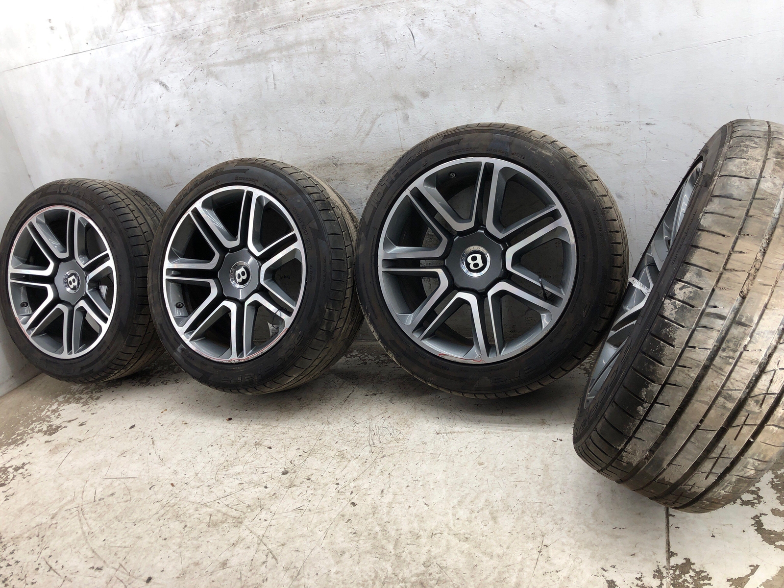 2016-2020 BENTLEY BENTAYGA 21x10" WHEEL RIM & TIRE SET 36A601025R 285/45ZR21 OEM