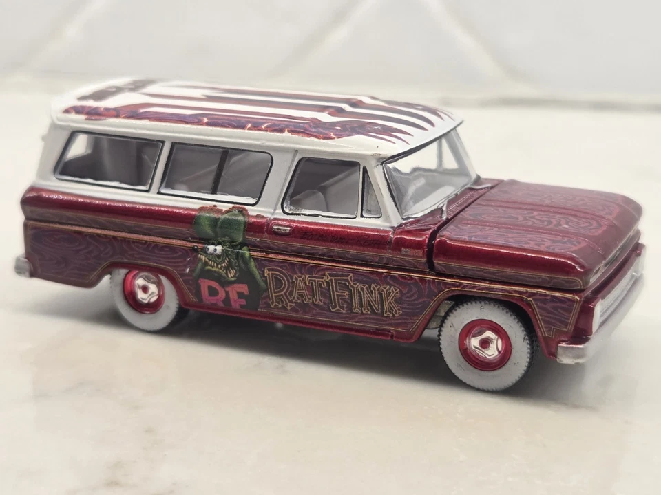 Auto World Ultra Red Chase Rat Fink Chevrolet Suburban 2021 exclusivo de SEMA suelto Foto 2 de 4