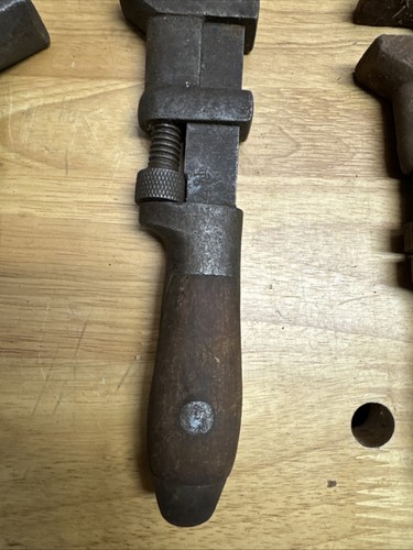 3 antike verstellbare Metall Affen Pfeifenzange Holzgriff, 2 mit Metallgriff - Bild 8 von 24