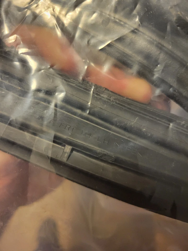 Omix-Ada 12303.22 | Sello de puerta, delantero, izquierdo | 55395275AU, 2007-2018 Jeep nuevo 2010 Foto 4 de 4