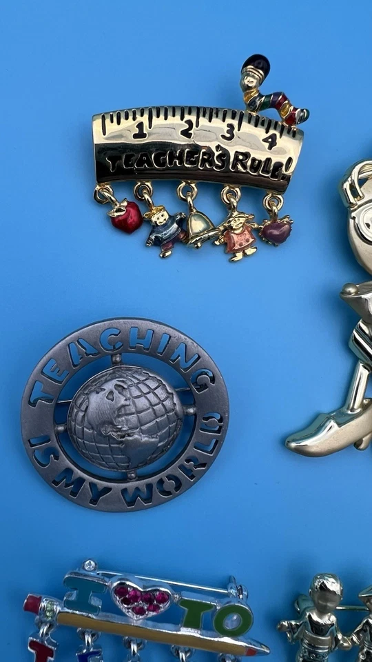 Lote de 6 broches vintage para maestros - AJC, JJ, - conjunto de joyas de regreso a la escuela Foto 3 de 4