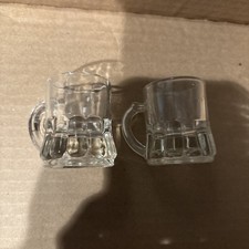 (2) Vintage Federal Bierkrug geformte Schnapsgläser mit "F" Schild Markierung. 1-7/8" hoch