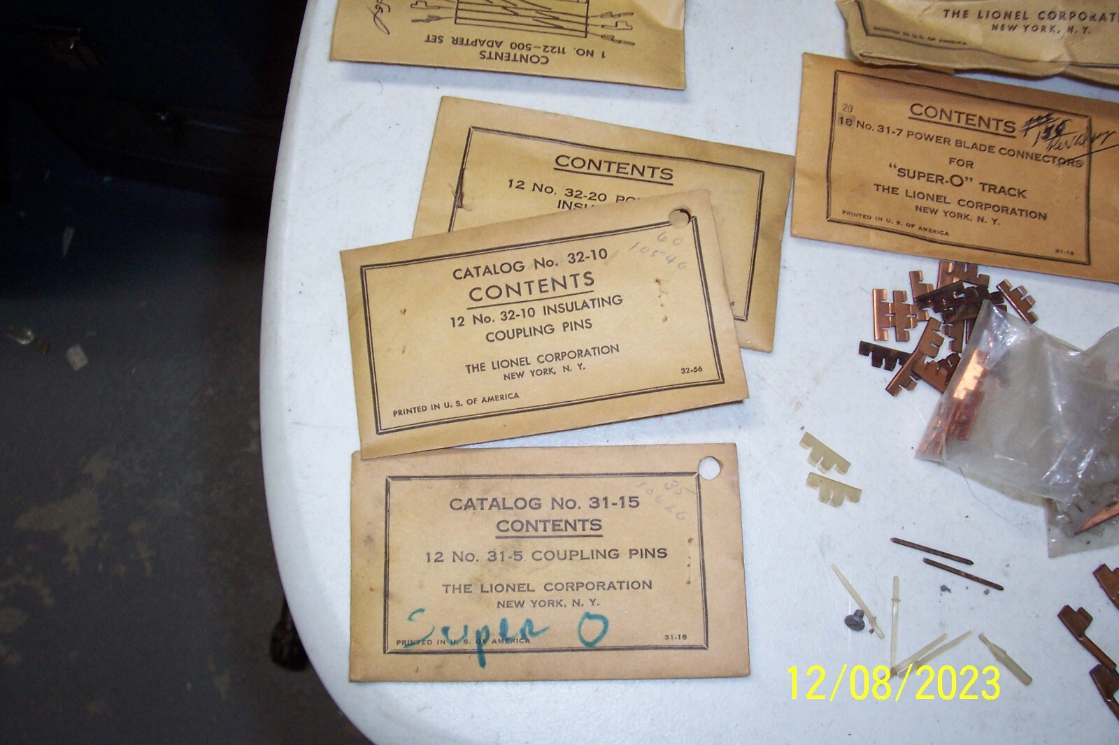 Lionel postwar large lot of Super O track accessories pins, lockons