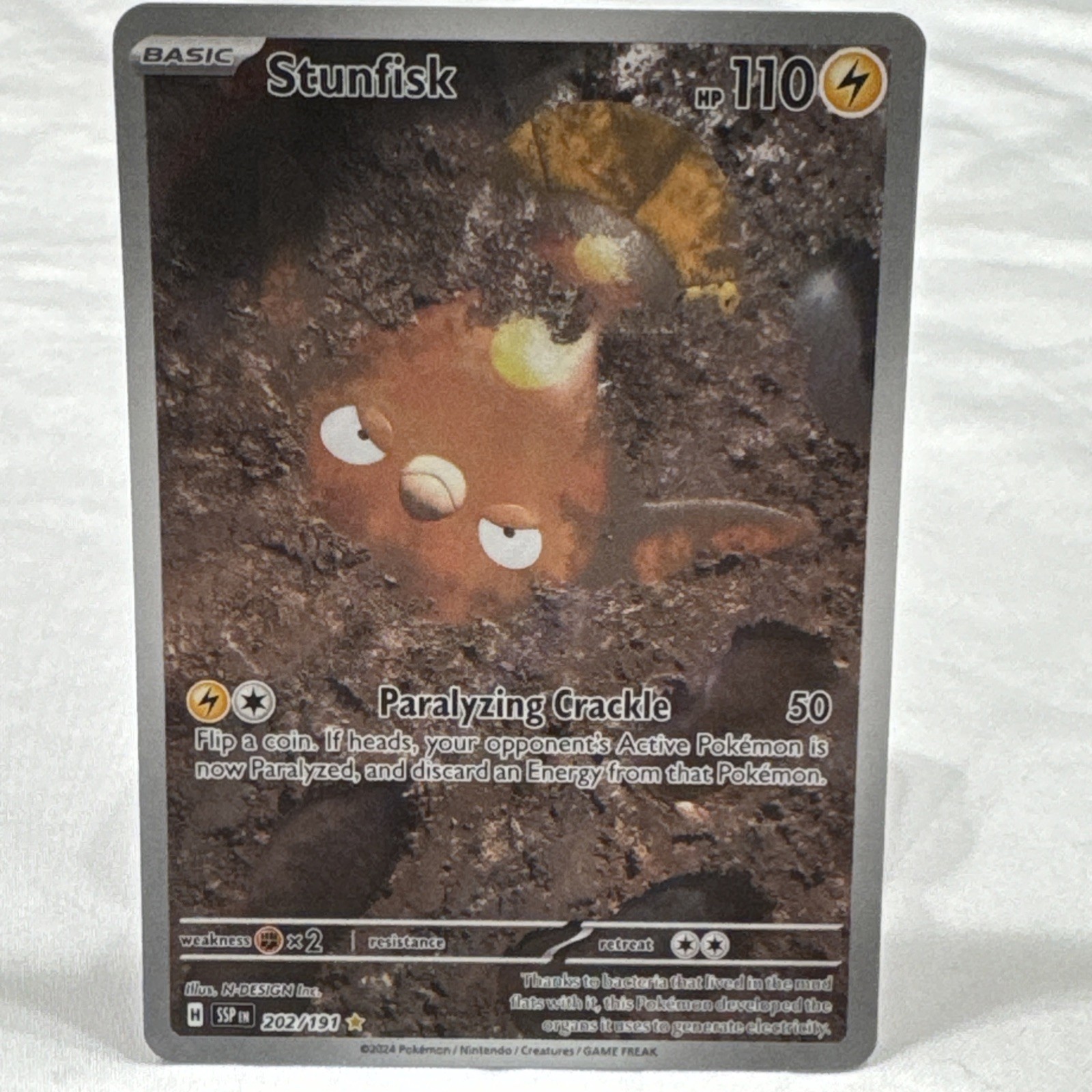 Stunfisk 202/191 SV08: Surging Sparks (SSP) Illustration Rare Full Art NM