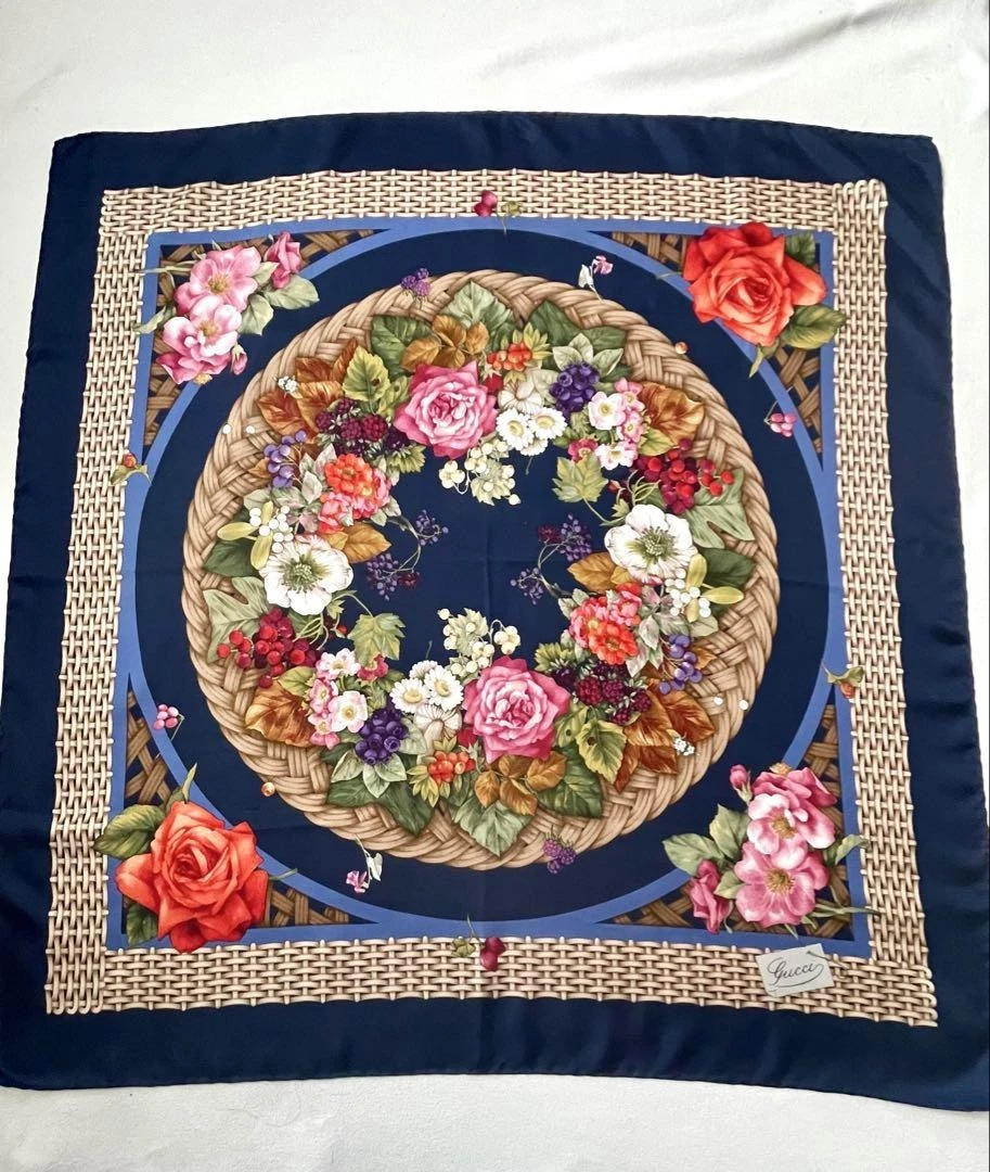 Gucci grande écharpe motif panier sur fl cm du Japon