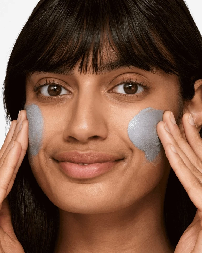 Máscara de carbón Clinique + exfoliante All About Clean 2 en 1 Foto 2 de 4