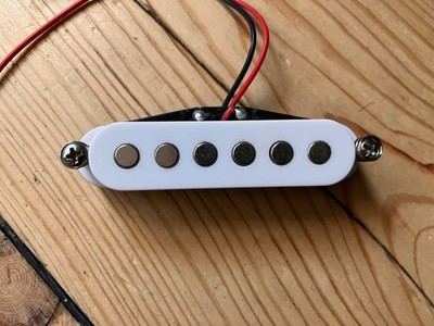Peavey Raptor Plus E-Gitarre Mittel Tonabnehmer Breite Pole Stücke