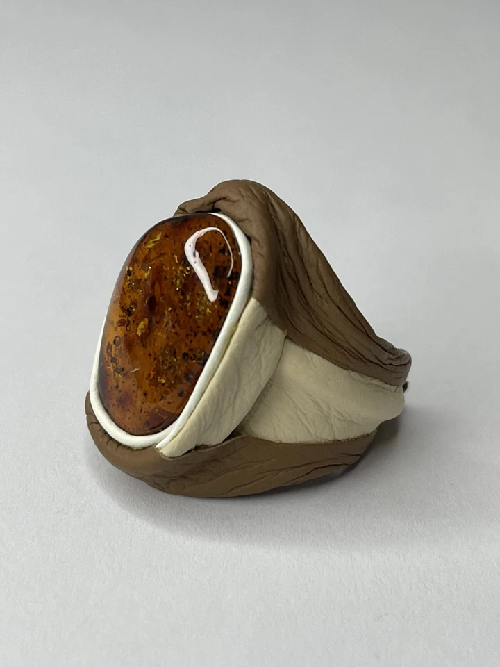 Anillo de cuero piedra ámbar natural. Anillo de piedra ámbar coñac con cuero ajustable Foto 3 de 4