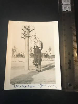Foto. Vintage. Junge Kind im Cowboy-Outfit. USA 1949