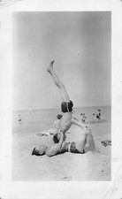 1939 Dos Hombres Playa Acróbatas Balance 1930s Foto Pata de Cabeza Gimnasia Traje de Baño