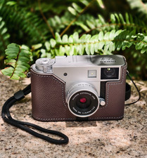 Fujifilm X Half Silver 18MP Digital 10.8mm f/2.8 Lens with protective case Fast!