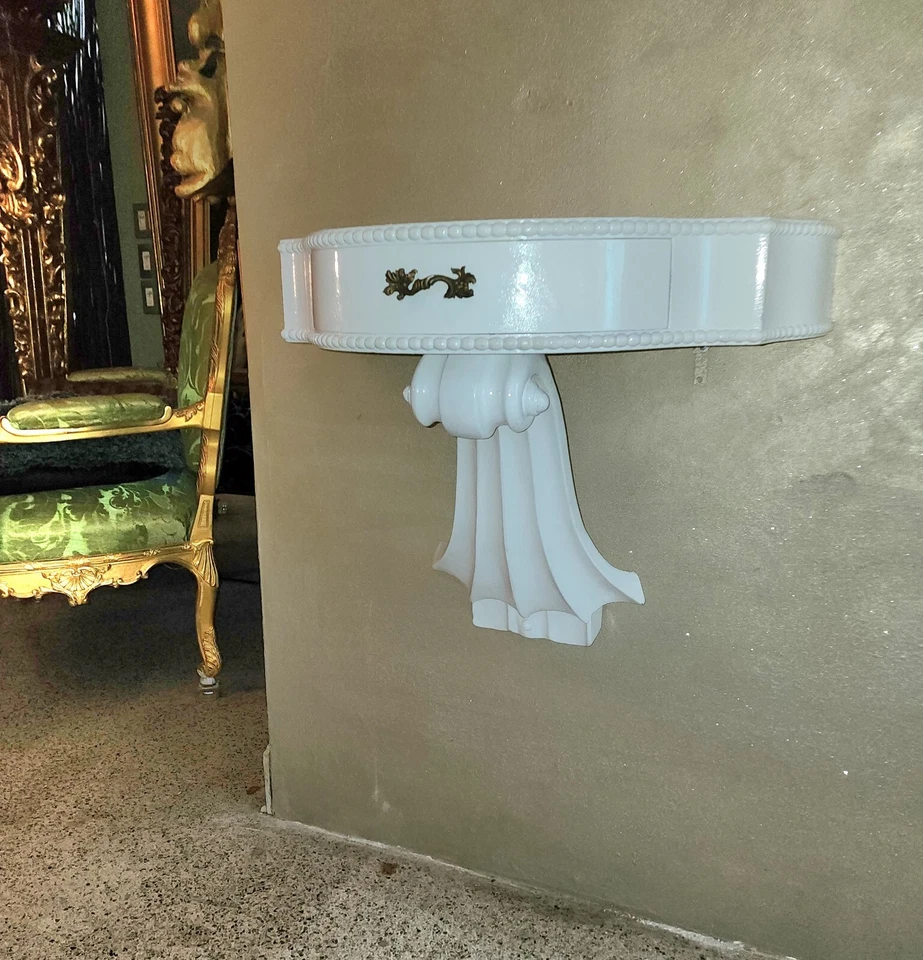 PAR DE Mesa Lateral ou Consoles Hollywood Regency, Pergaminhos de Violino Branco Brilhante. - Imagem 2 de 4