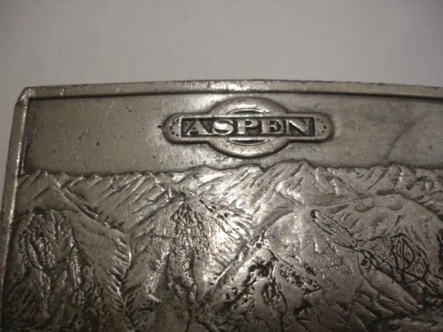 1973 年 BERGAMOT BRASS WORKS ASPEN 银扣带雪质 Buttermilk 领带 — 第 2/4 张图片