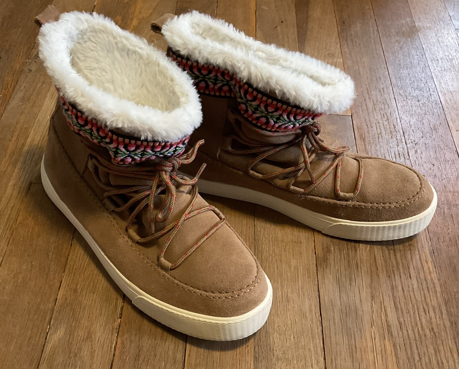 TOMS Moccasin Boots Women's Sz